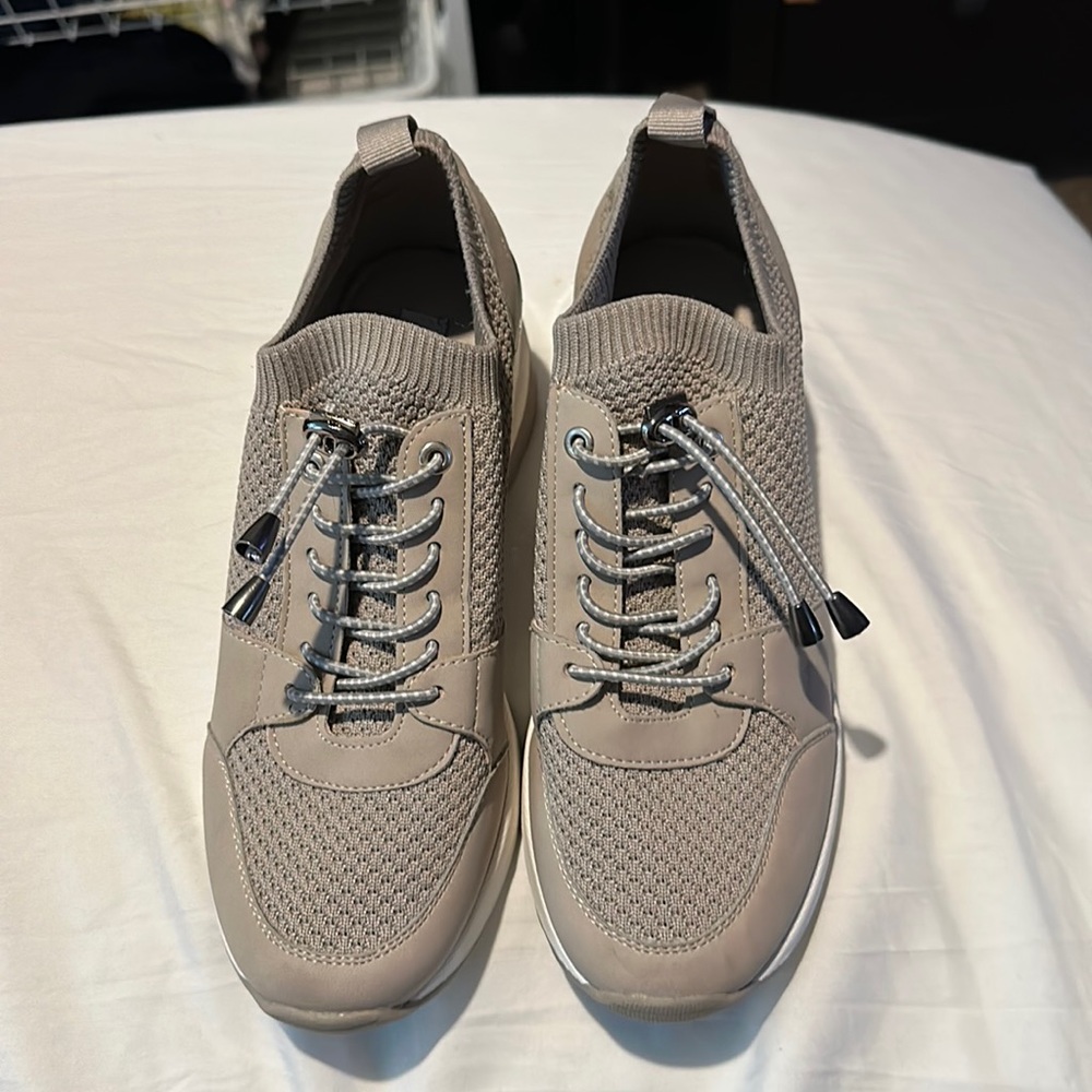 BRAND NEW STEVE MADDEN SNEAKER
